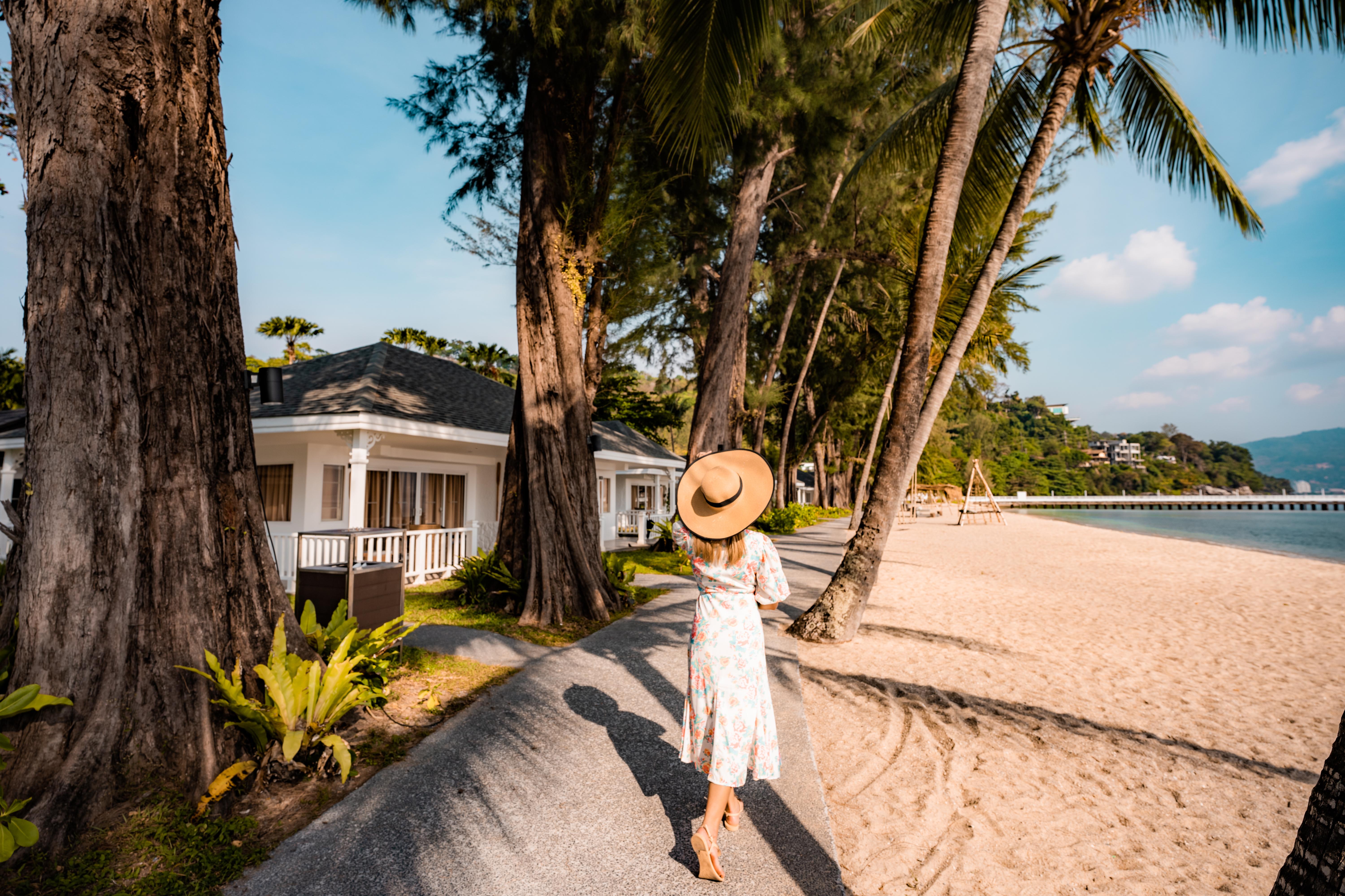 Thavorn Beach Village Resort & Spa Phuket Kamala Beach Exterior foto A woman walking on the beach