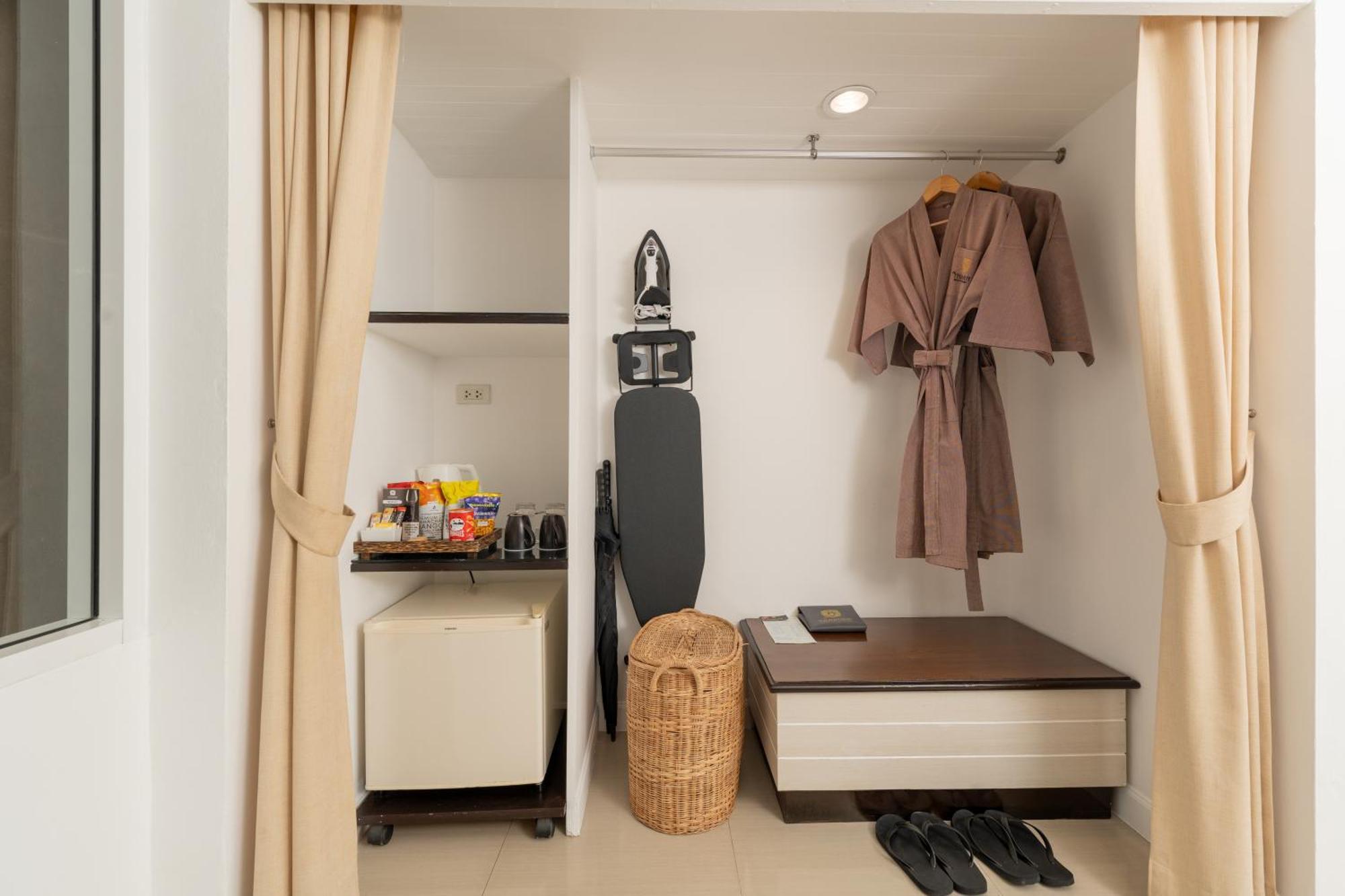 Thavorn Beach Village Resort & Spa Phuket Kamala Beach Exterior foto A hotel room with a bathrobe