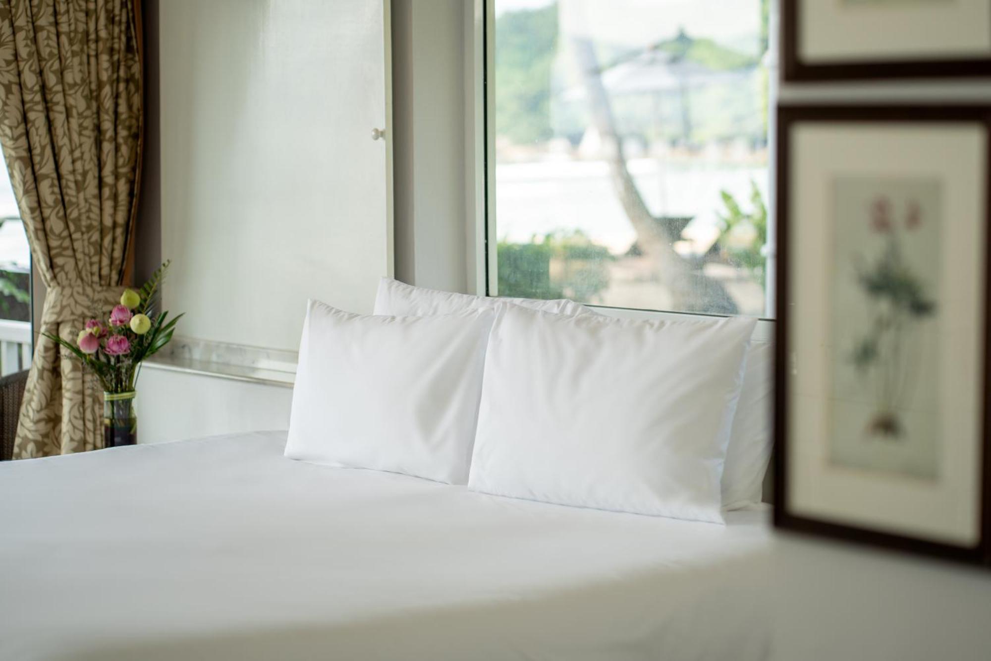 Thavorn Beach Village Resort & Spa Phuket Kamala Beach Exterior foto Pillows on a bed