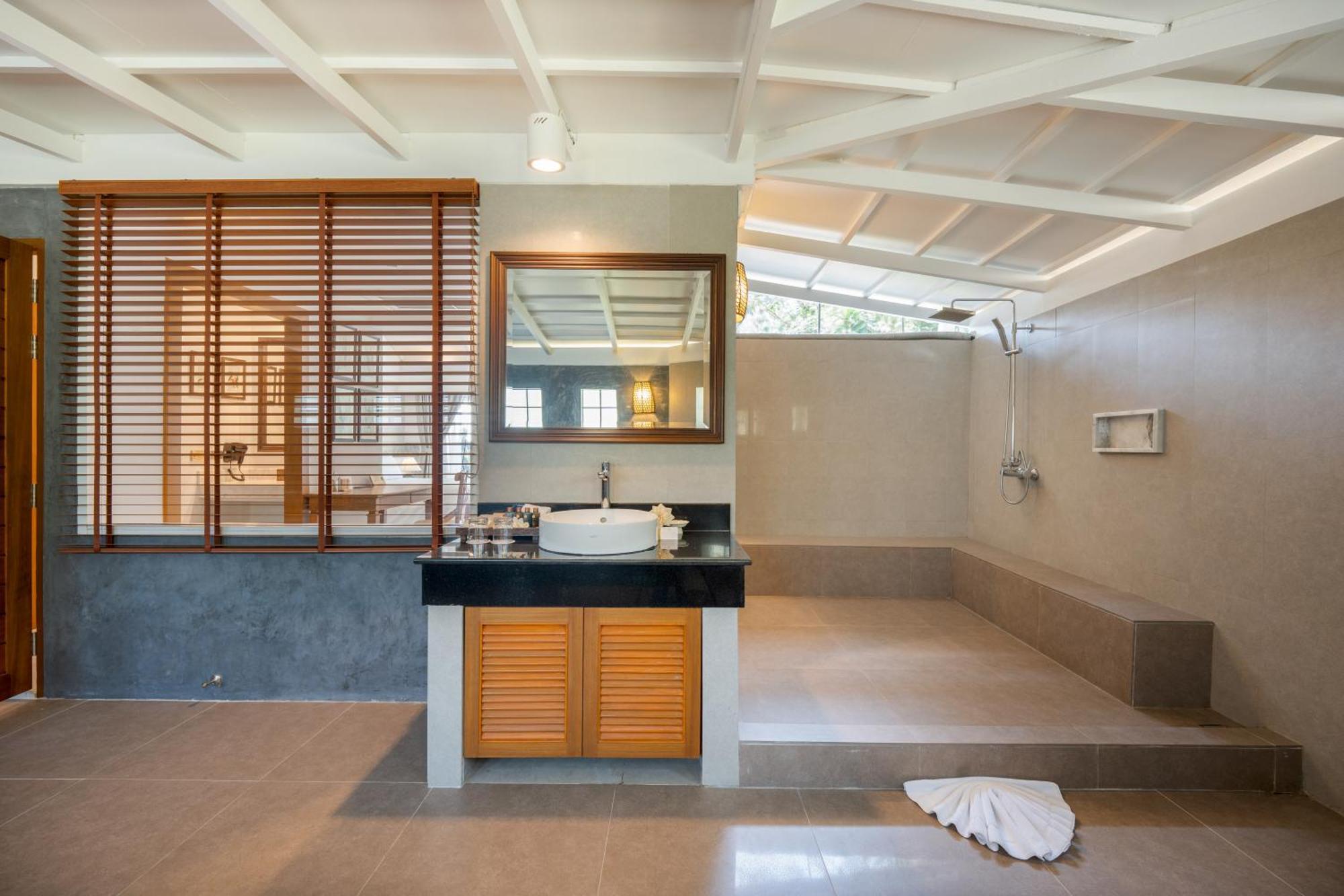 Thavorn Beach Village Resort & Spa Phuket Kamala Beach Exterior foto Bathroom