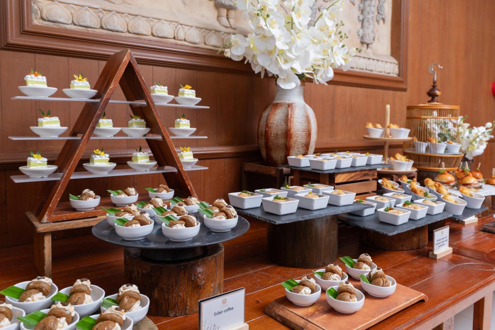 Thavorn Beach Village Resort & Spa Phuket Kamala Beach Exterior foto A buffet at a hotel