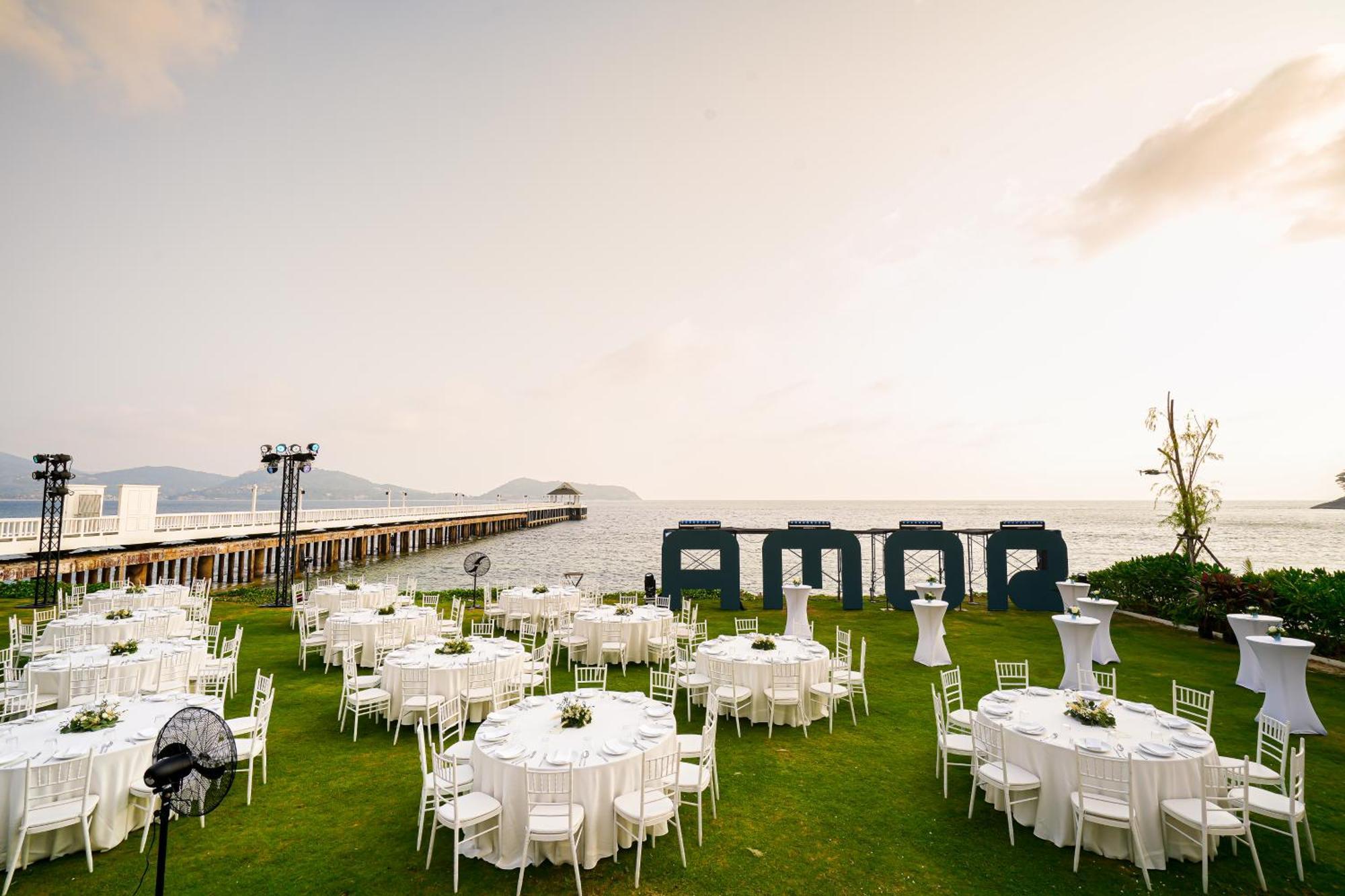 Thavorn Beach Village Resort & Spa Phuket Kamala Beach Exterior foto The lawn at the Amora Bosphorus