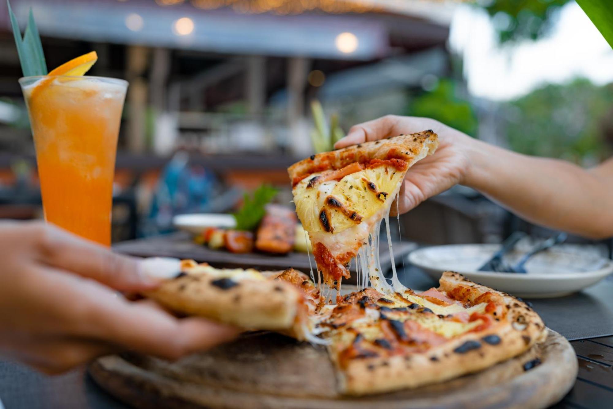 Thavorn Beach Village Resort & Spa Phuket Kamala Beach Exterior foto Pizza