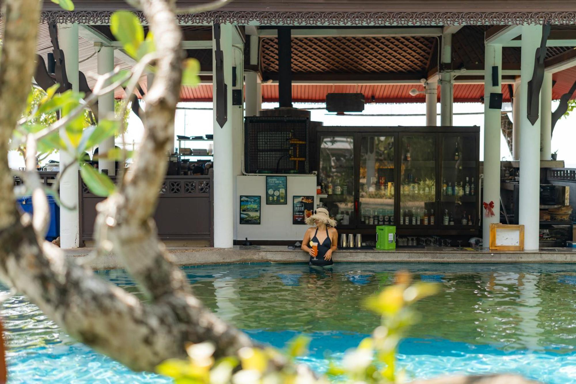 Thavorn Beach Village Resort & Spa Phuket Kamala Beach Exterior foto The swimming pool at the resort