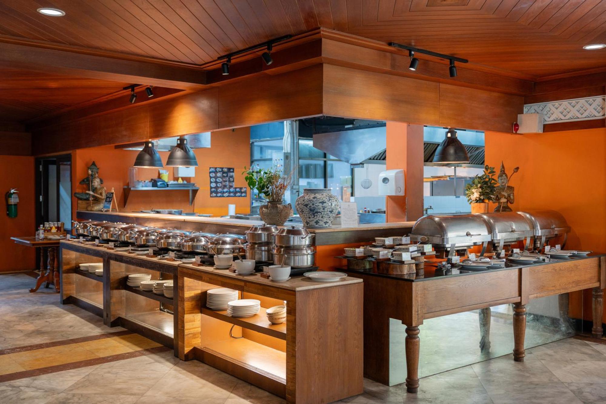 Thavorn Beach Village Resort & Spa Phuket Kamala Beach Exterior foto A buffet at a hotel